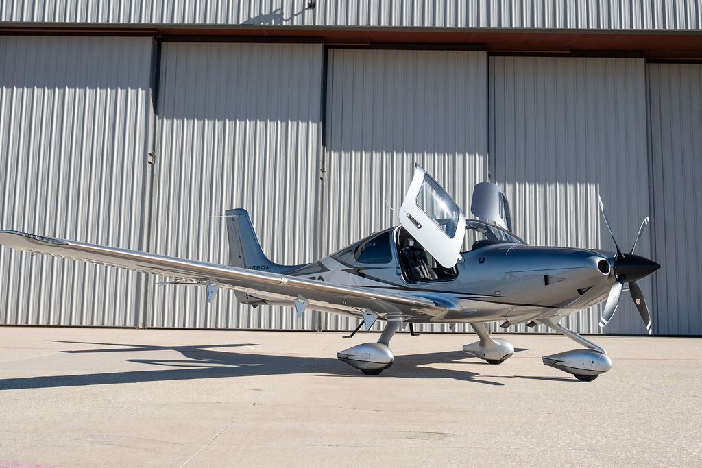 High-performance single on the ramp, doors open